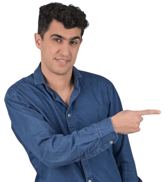 אלי שוקרי מצביע על כפתור ההקלטה